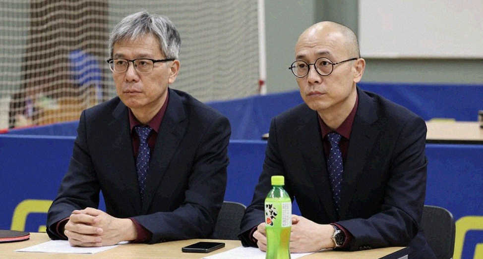 Tám chiếc bàn trong vách ngăn riêng và nút thắt không nằm ở cơ sở vật chất Tám chiếc bàn trong vách ngăn riêng và nút thắt không nằm ở cơ sở vật chất