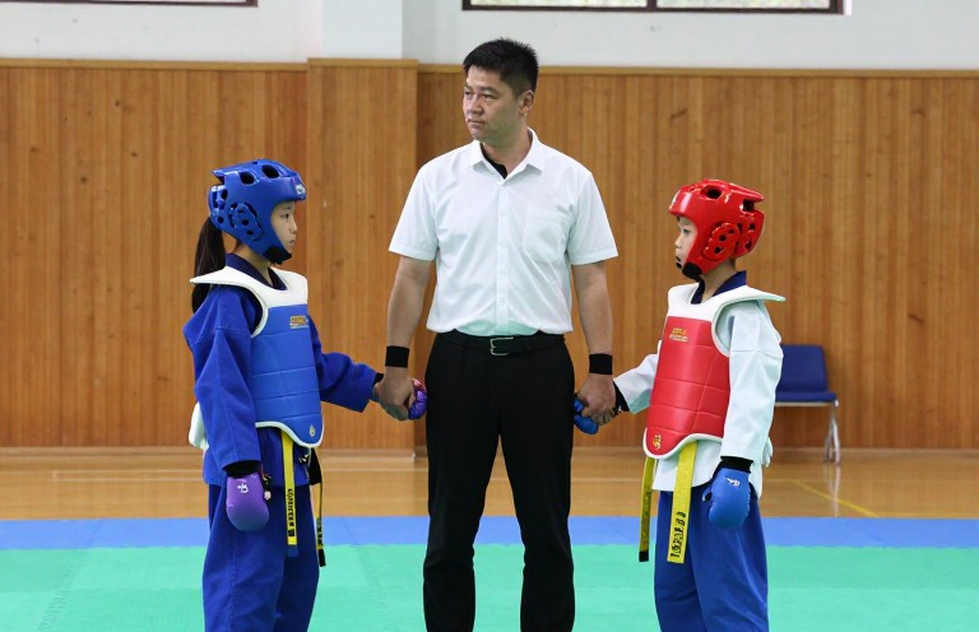 VAR và Phán Quyết Gây Tranh Cãi: Khi Công Nghệ Trở Thành Trọng Tài Thứ Ba