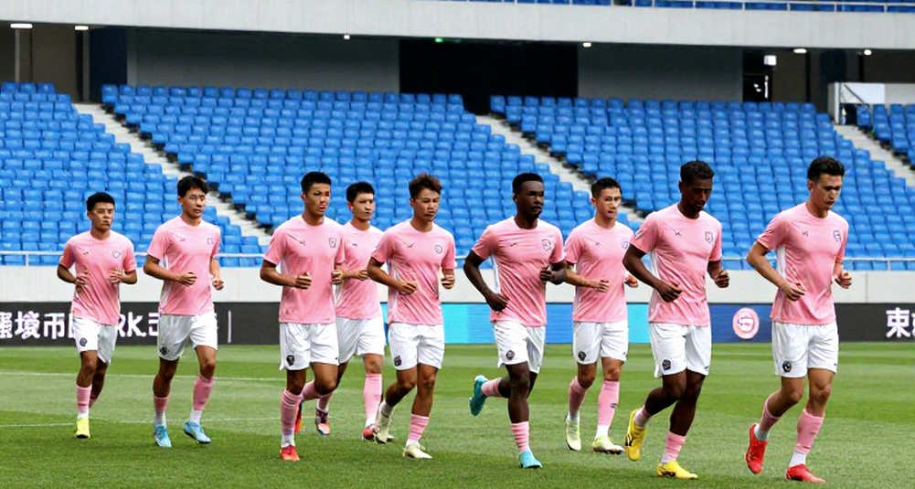 Nhãn 'football' trên một bản tin về dân chủ: khi đường ống dữ liệu tự khai ra sai số của nó