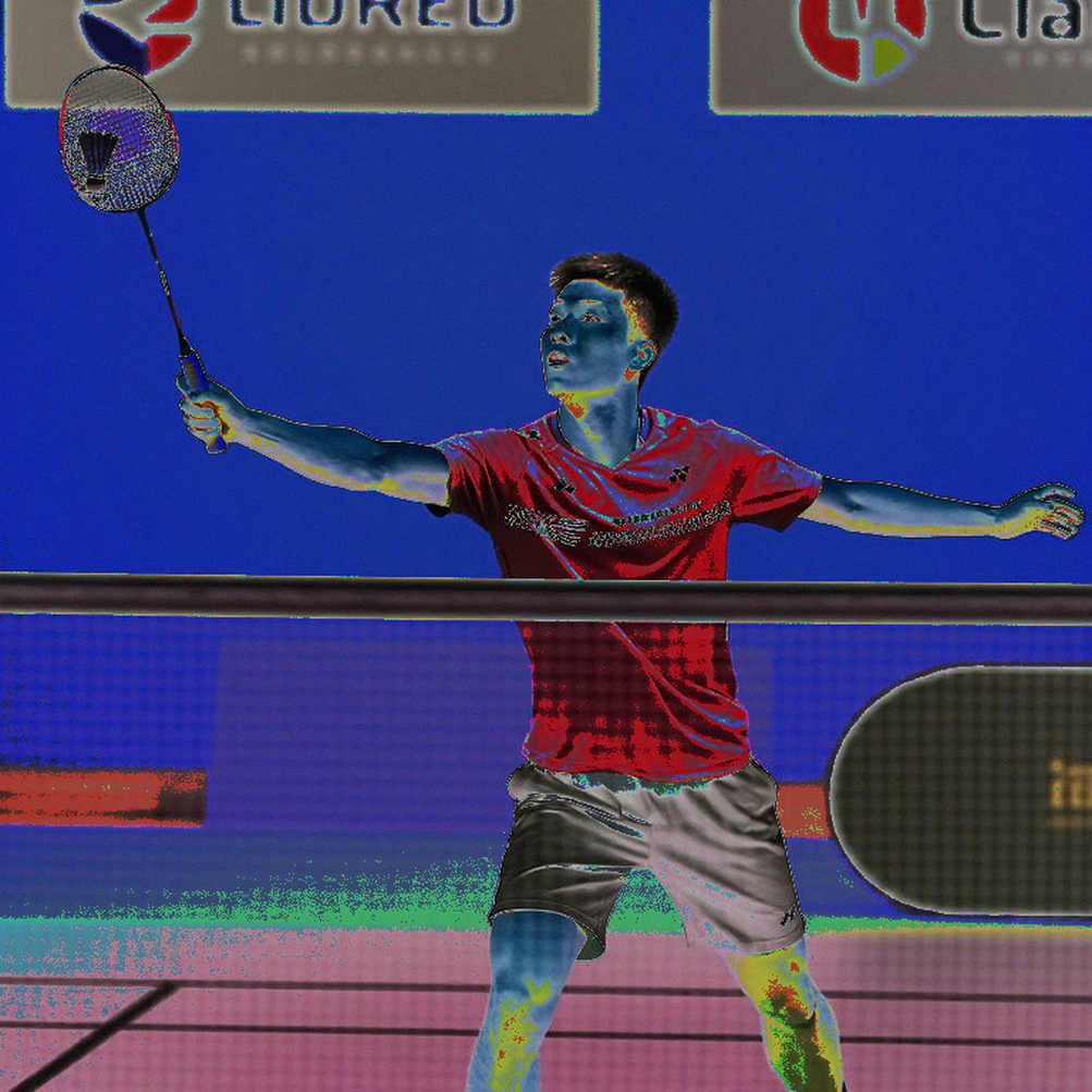 Alwi Farhan tập cùng Kento Momota trước Asian Games 2026: bài học nằm ở phía bên kia lưới